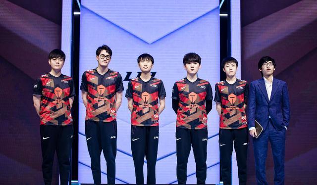 在采访中回 在采访中回